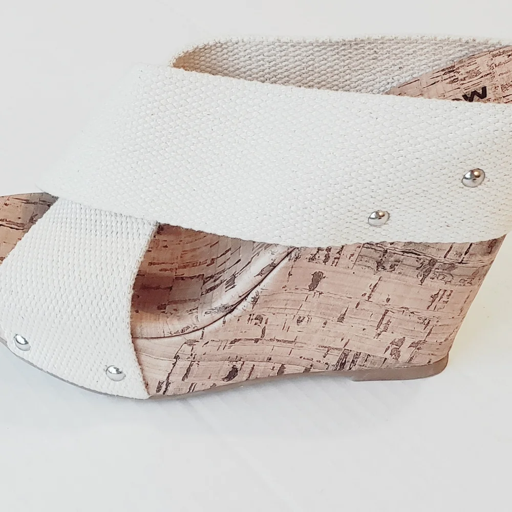 New! MoMo Wedge